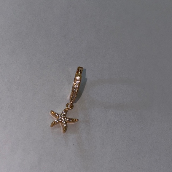 One gold tone starfish earring with pavè gemstone design (this is a single) - Picture 4 of 6